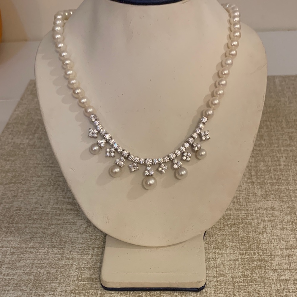 Elegant Pearl and Crystal Necklace